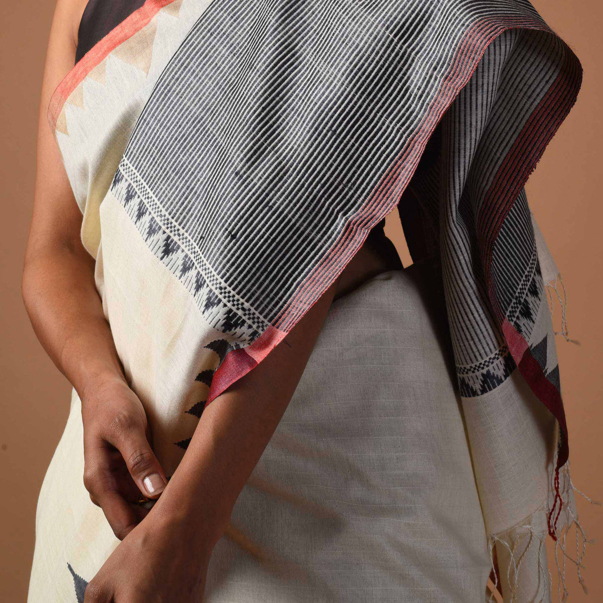 DESI KUMBHA Tussar/Cotton Handwoven Saree - Ivory black Border