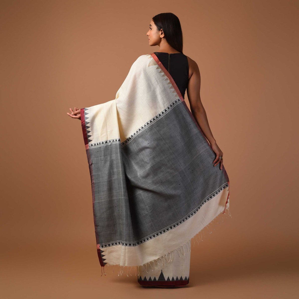 DESI KUMBHA Tussar/Cotton Handwoven Saree - Ivory black Border