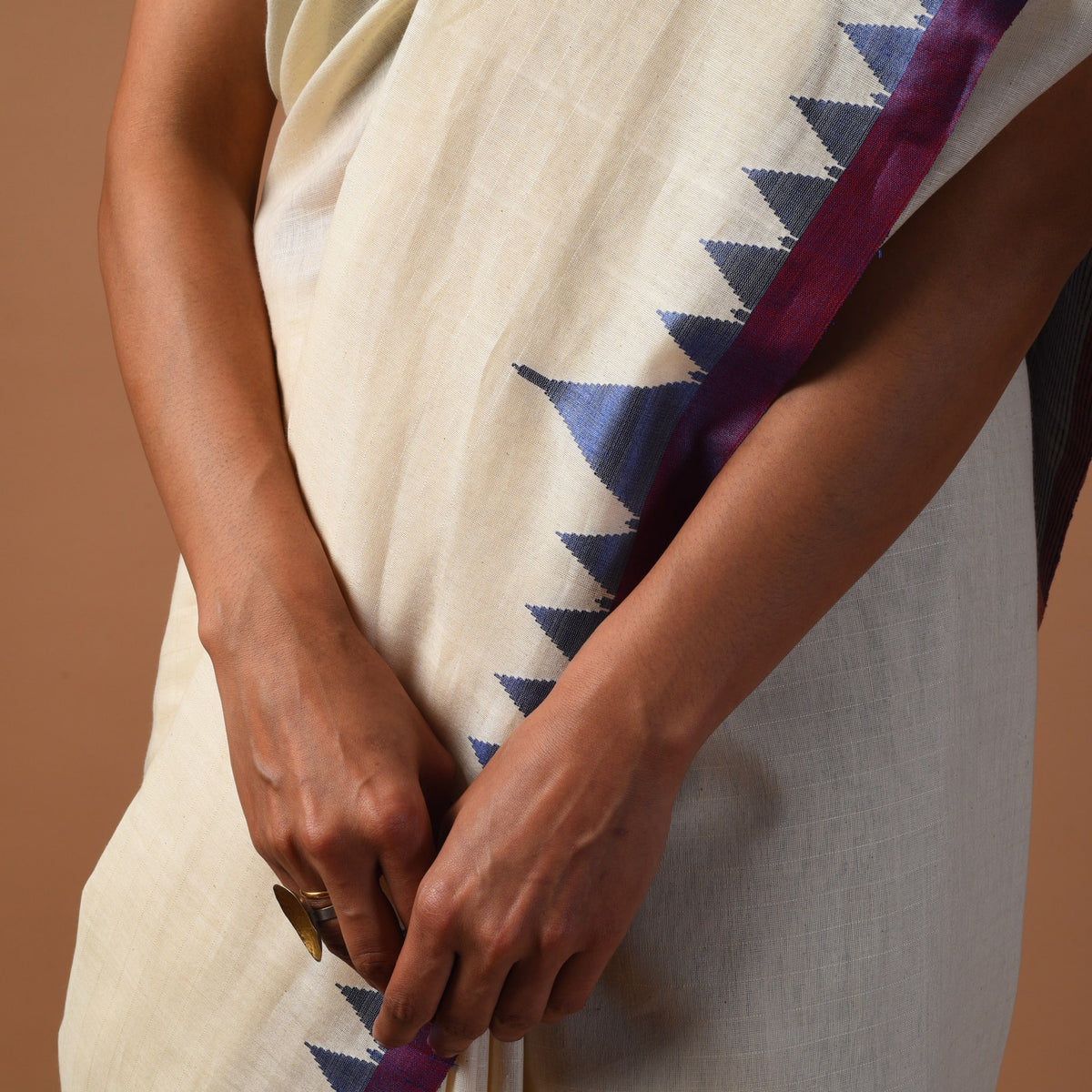 DESI KUMBHA Tussar/Cotton Handwoven Saree - Ivory Navy Blue Border